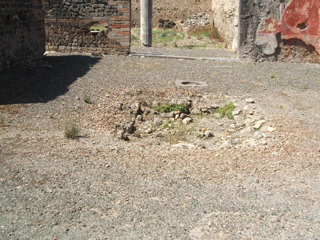 IX.5.14 Pompeii. May 2005. Looking west across remains of impluvium. The impluvium was found in ruins, with only a few remains of its white marble covering remaining in the south-east corner (lower left).
See BdI, 1879, (p.207).