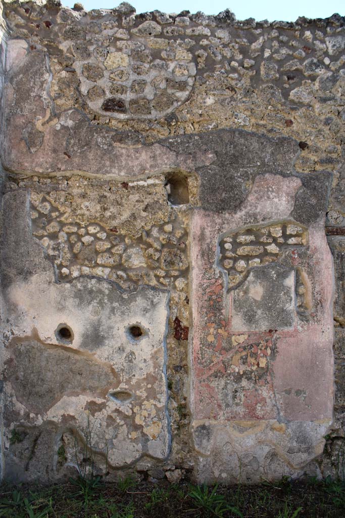 IX.5.14 Pompeii. May 2019. 
Room “e”, north ala, looking towards east wall and north-east corner, on left.
In the upper left of the photo, the stucco remains of the decoration from the arched ceiling can be seen.
Foto Christian Beck, ERC Grant 681269 DÉCOR.