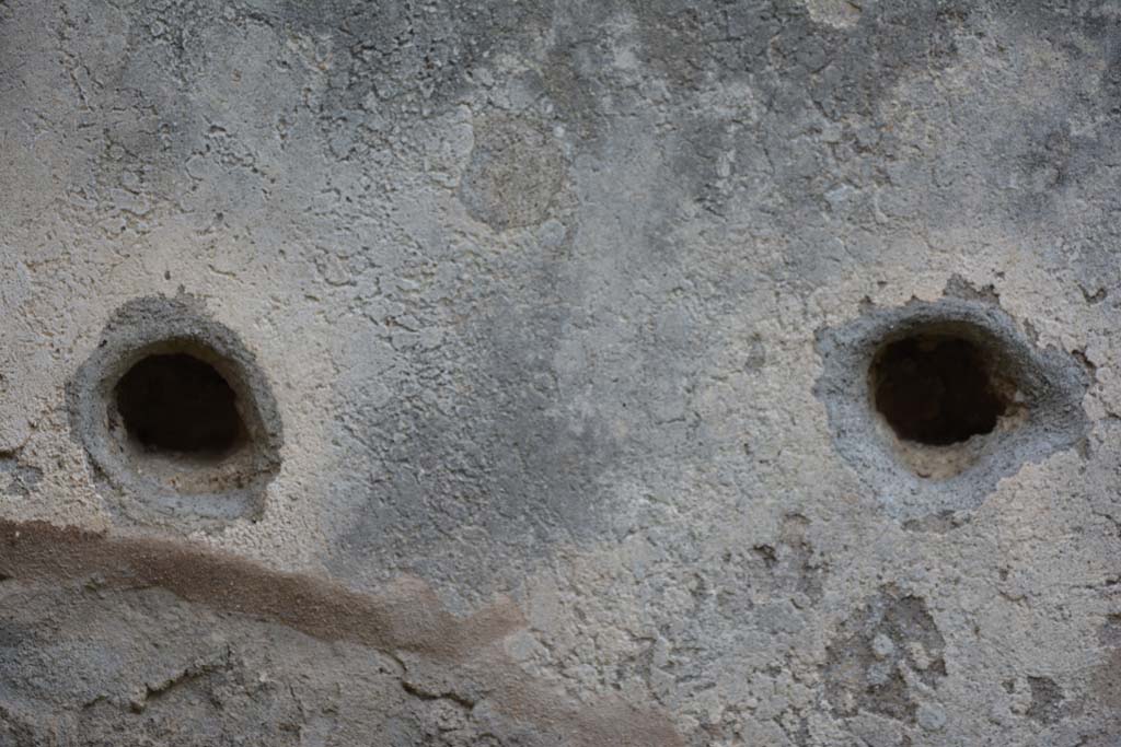 IX.5.14 Pompeii. May 2017. North ala “e”, east wall holes for supports for shelving. 
Foto Christian Beck, ERC Grant 681269 DÉCOR.