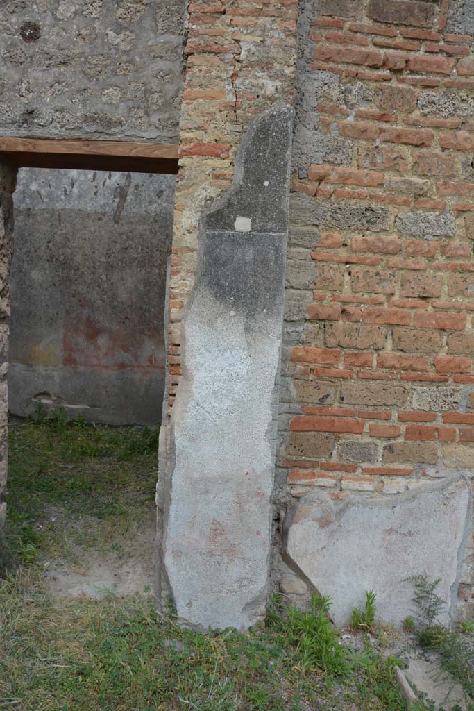 IX.5.14 Pompeii. May 2017. North ala “e”, east wall on south side of doorway to room “d”.
Foto Christian Beck, ERC Grant 681269 DÉCOR.