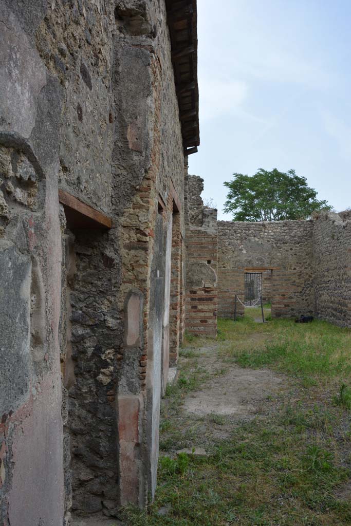 IX.5.14 Pompeii. May 2017. 
North ala “e”, looking south along east wall, across atrium towards south ala “i”, from doorway to room “d”, on left.
Foto Christian Beck, ERC Grant 681269 DÉCOR.