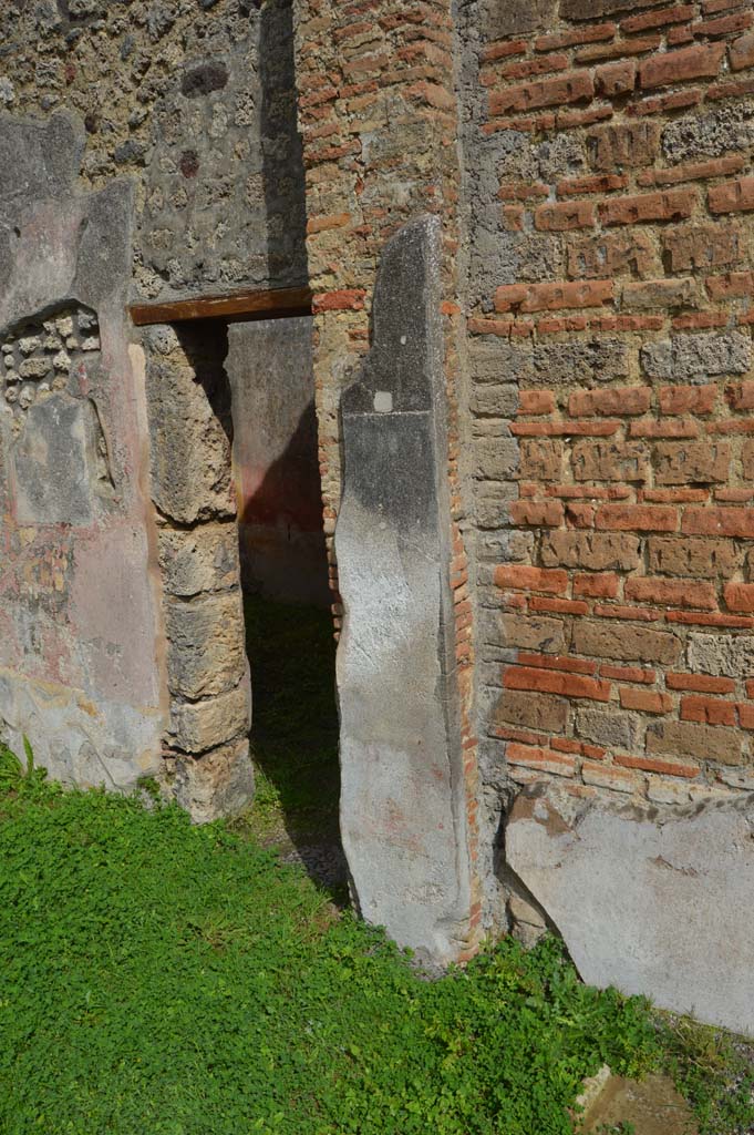 IX.5.14 Pompeii. March 2018. Doorway in east wall of north ala “e”, into room “d”.
Foto Taylor Lauritsen, ERC Grant 681269 DÉCOR.