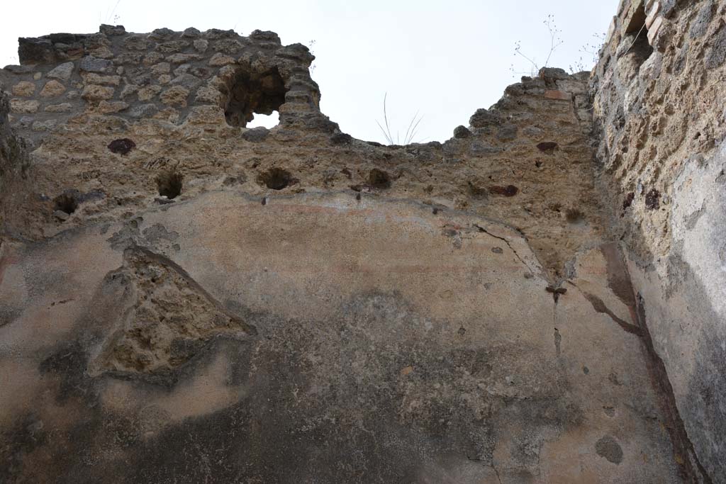 IX.5.14 Pompeii. May 2017. 
Room “d”, looking to higher upper north wall, with holes for support beams for an upper floor above the curve of the arched ceiling.
Foto Christian Beck, ERC Grant 681269 DÉCOR.