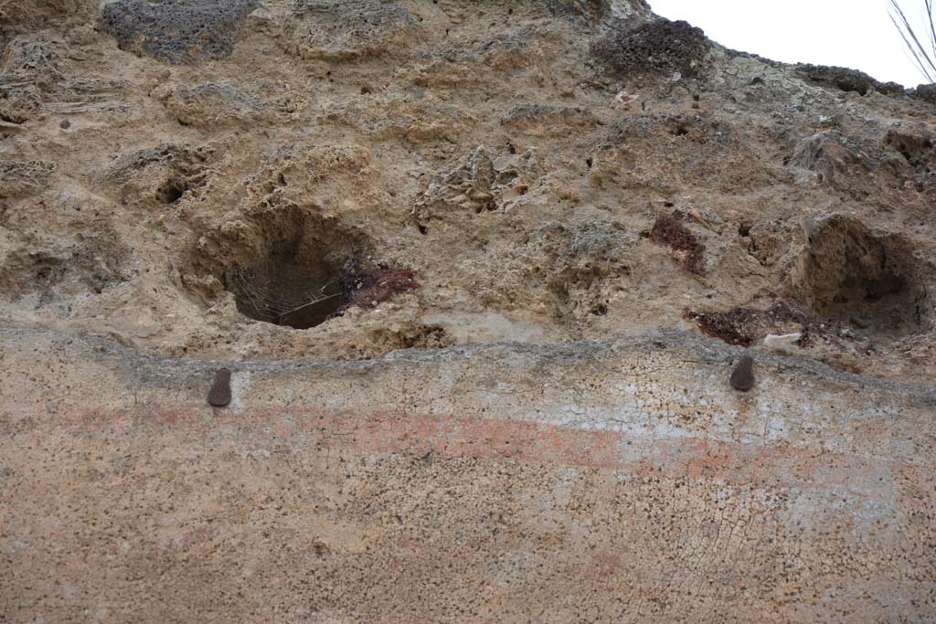 IX.5.14 Pompeii. May 2017. Room “d”, detail of holes for support beams for an arched ceiling, and upper wall decoration.
Foto Christian Beck, ERC Grant 681269 DÉCOR.