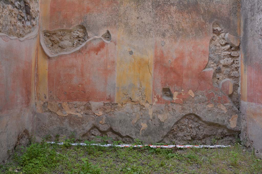 IX.5.14 Pompeii. May 2017. Room “d”, detail from middle and lower area of north wall.
Foto Christian Beck, ERC Grant 681269 DÉCOR.