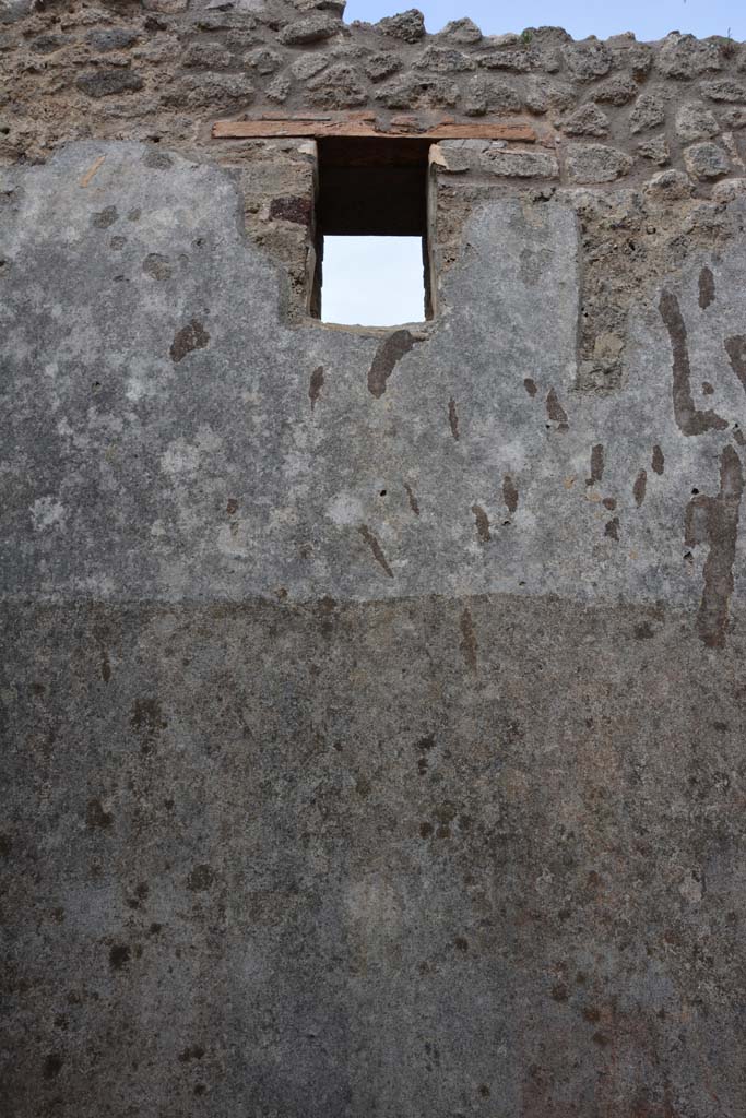 IX.5.14 Pompeii. May 2017. Room “d”, window in upper east wall.
Foto Christian Beck, ERC Grant 681269 DÉCOR.
