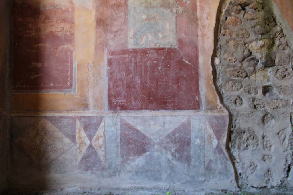 IX.5.14 Pompeii. May 2019. Room “c”, north wall and zoccolo of cubiculum.
Foto Christian Beck, ERC Grant 681269 DÉCOR.