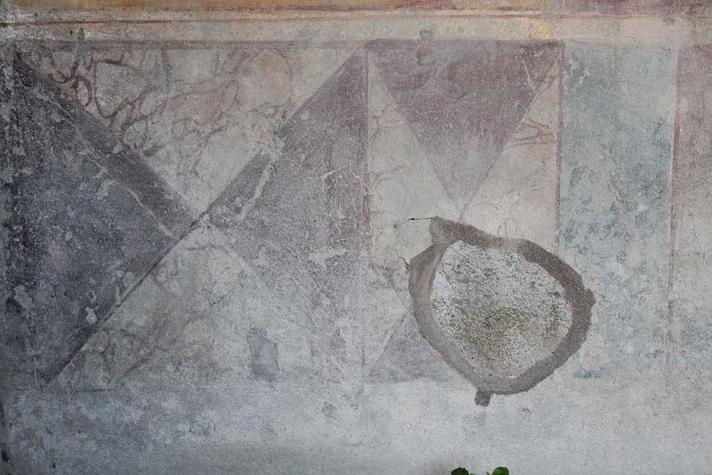 IX.5.14 Pompeii. May 2019. Room “c”, detail of zoccolo on east wall at north end.
Foto Christian Beck, ERC Grant 681269 DÉCOR.