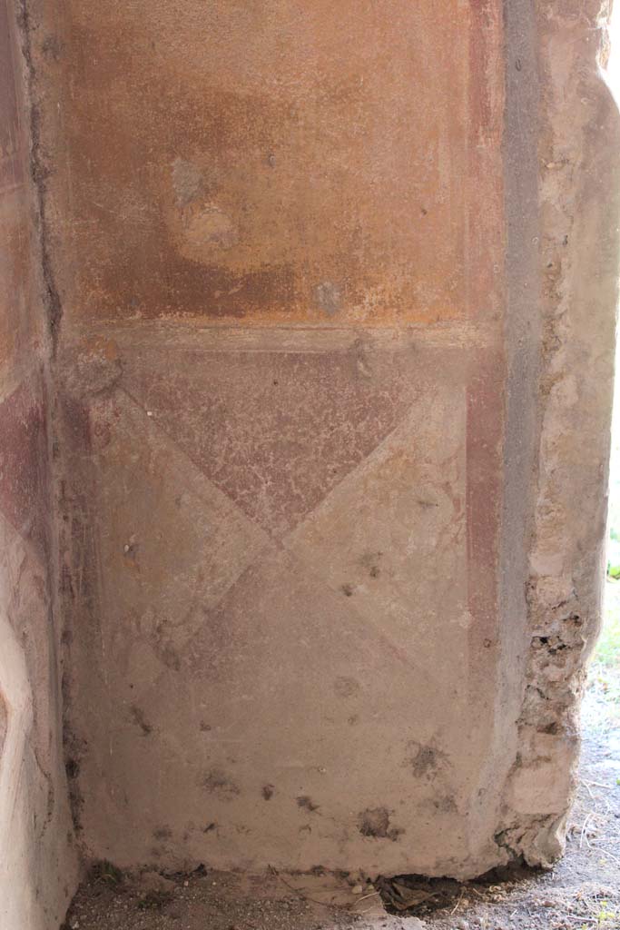 IX.5.14 Pompeii. May 2019. Room “c”, west wall and zoccolo in south-west corner.
Foto Christian Beck, ERC Grant 681269 DÉCOR.