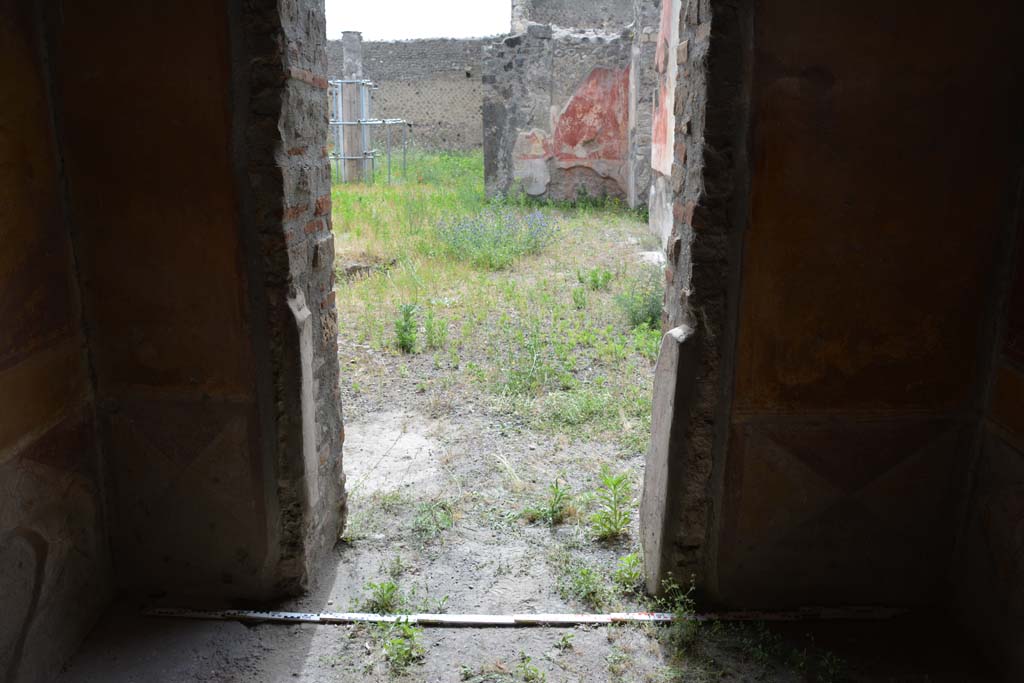IX.5.14 Pompeii. May 2017. Room “c”, looking towards doorway in west wall towards atrium “b”. 
Foto Christian Beck, ERC Grant 681269 DÉCOR.