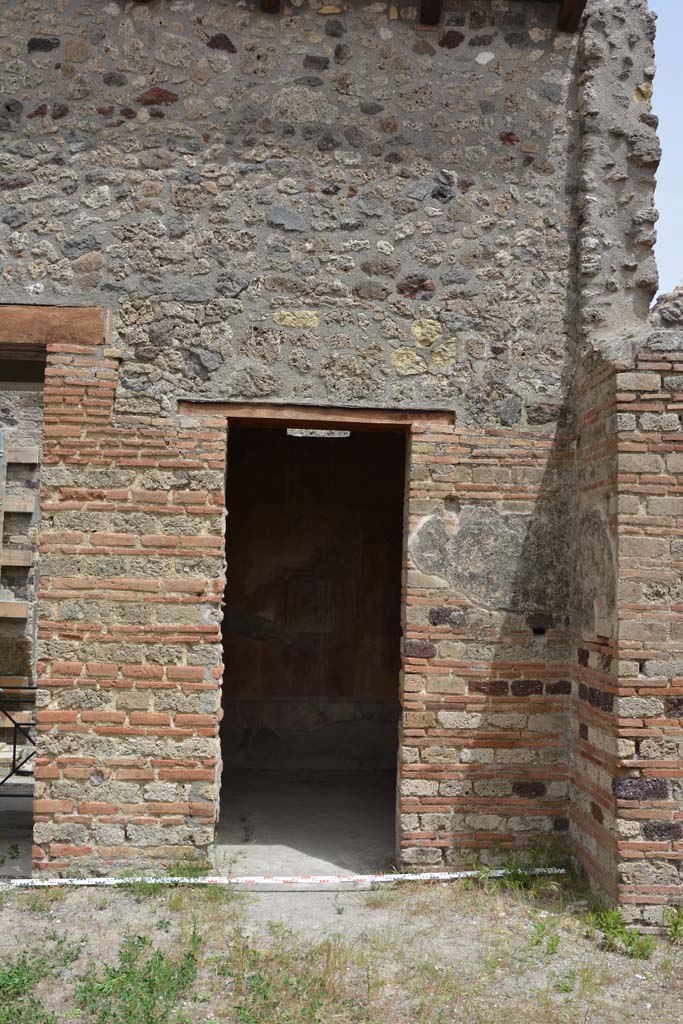 IX.5.14 Pompeii. May 2017. 
Room “g”, doorway on east side of atrium “b”, with entrance corridor “a”, on left.
Foto Christian Beck, ERC Grant 681269 DÉCOR.