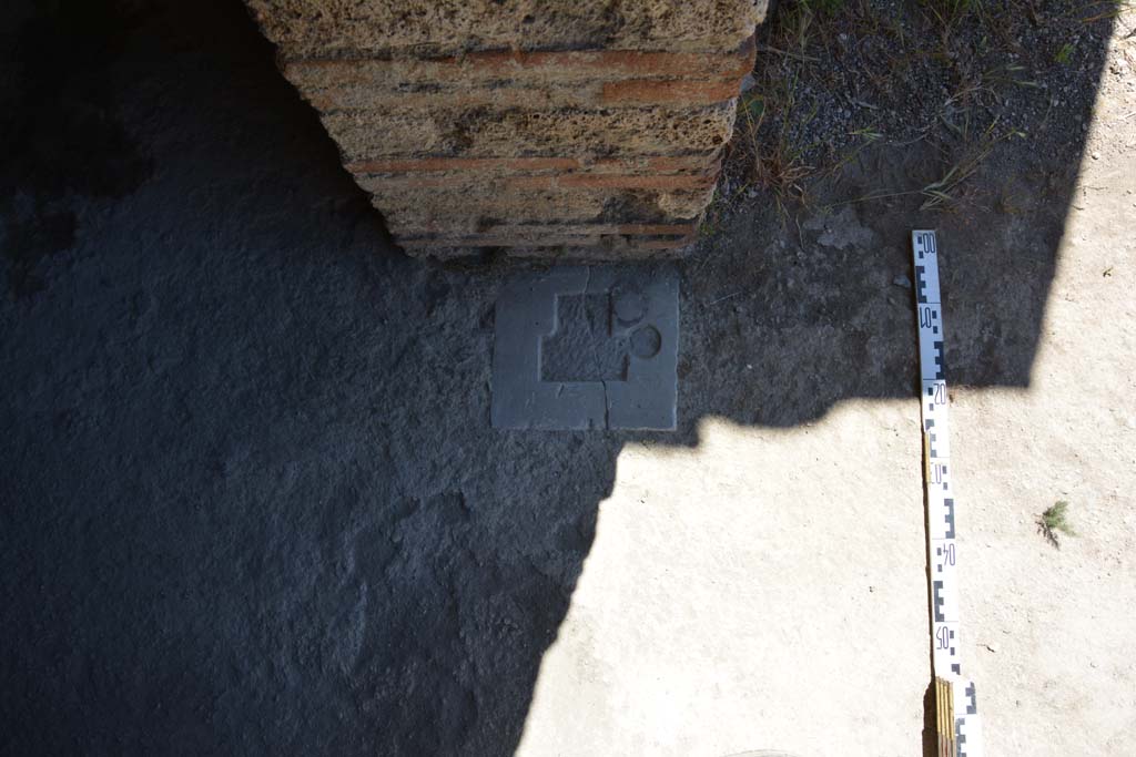 IX.5.14 Pompeii. May 2017. Room “g”, south side of doorway into room “g”.
Foto Christian Beck, ERC Grant 681269 DÉCOR.