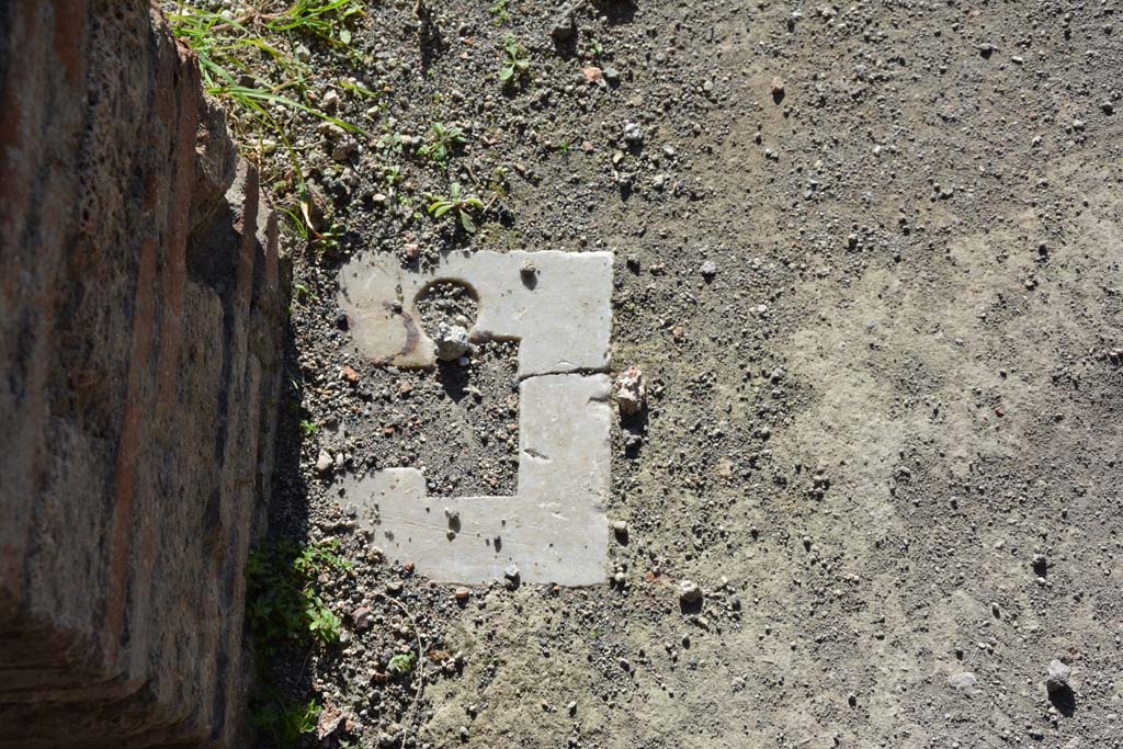 IX.5.14 Pompeii. March 2017. Room “g”, detail of doorway at south end.
Foto Christian Beck, ERC Grant 681269 DÉCOR.