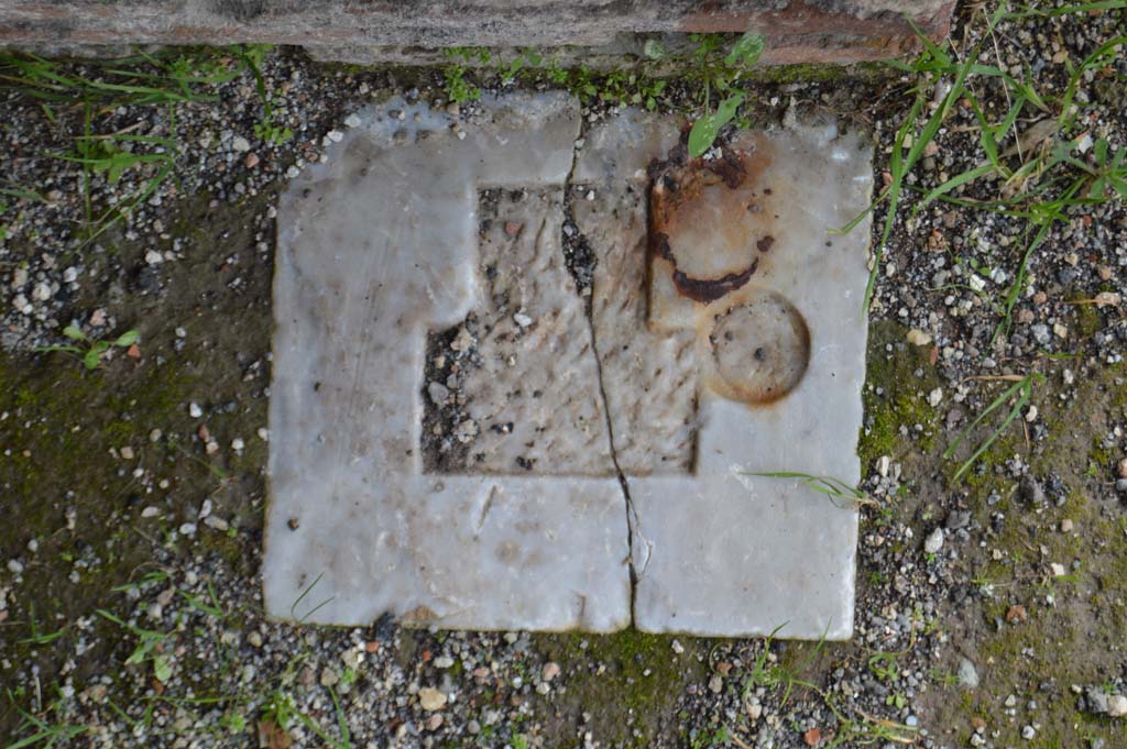 IX.5.14 Pompeii. March 2018. Room “g”, marble door seating at south end of door. 
Foto Taylor Lauritsen, ERC Grant 681269 DÉCOR.