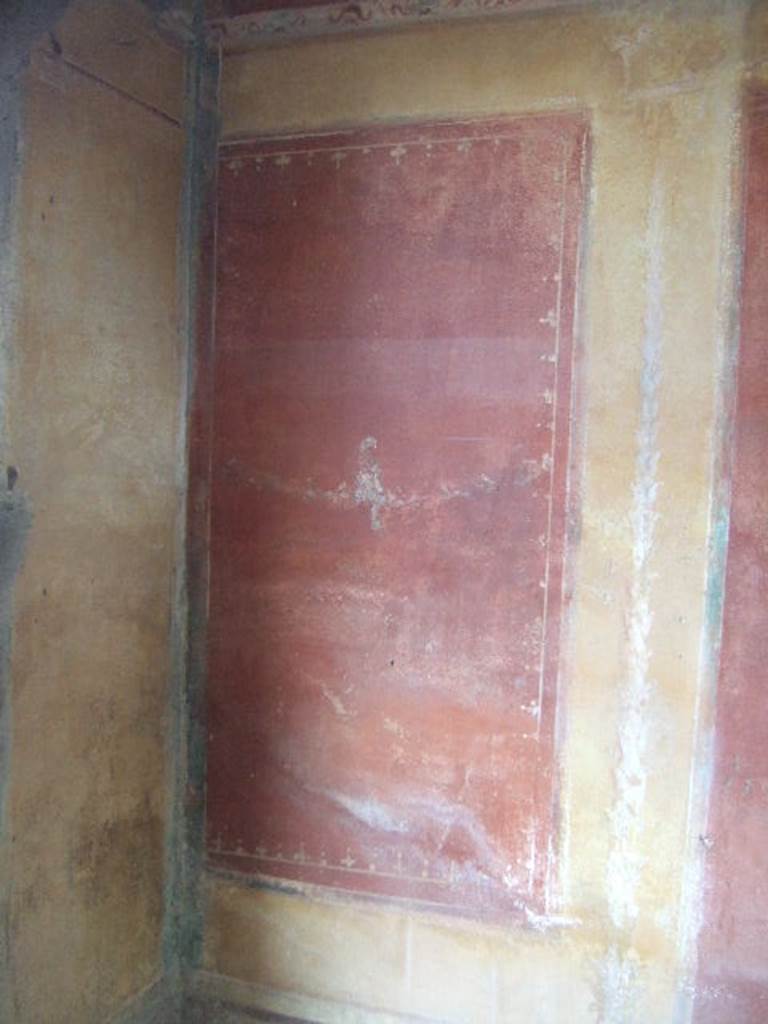 IX.5.14 Pompeii. May 2005. Cubiculum “g”, on south side of entrance doorway.
Painted red panel with a bird on a garland in the centre of the west end of north wall.