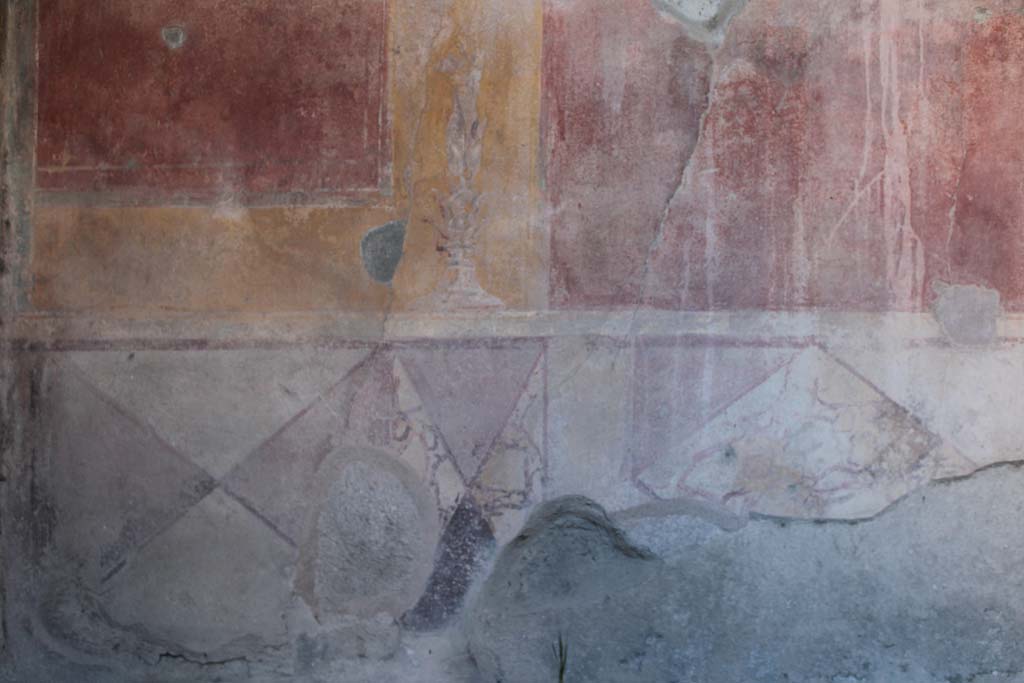 IX.5.14 Pompeii. May 2019. Cubiculum “g”, zoccolo at north end of painted east wall of cubiculum. 
Foto Christian Beck, ERC Grant 681269 DÉCOR.
