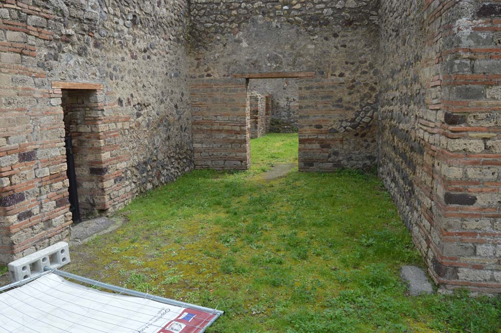 IX.5.14 Pompeii. March 2018. Looking south in room “i”, towards doorway to atrium of IX.5.16.
On the left is the doorway to room h, exit/entrance at IX.5.15.
Foto Taylor Lauritsen, ERC Grant 681269 DÉCOR.