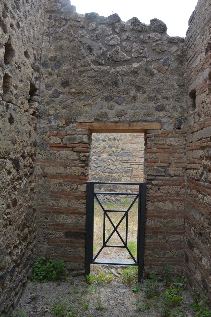 IX.5.14 Pompeii. May 2017. Room “h”, looking west towards doorway into room “i”.
Foto Christian Beck, ERC Grant 681269 DÉCOR.