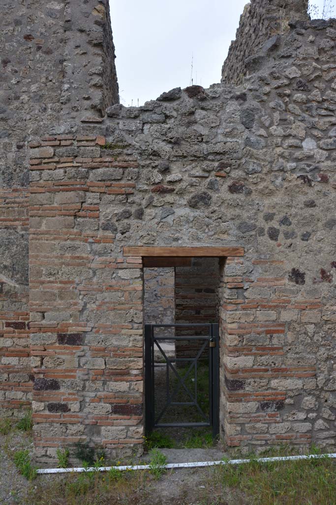 IX.5.14 Pompeii. May 2017. Room “i”, doorway of room “h” in east wall.      
Foto Christian Beck, ERC Grant 681269 DÉCOR.