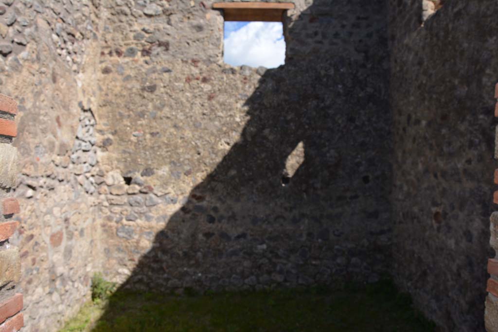 IX.5.16 Pompeii. March 2017. Room b’, looking towards east wall with window overlooking Vicolo del Centenario.    
Foto Christian Beck, ERC Grant 681269 DÉCOR.