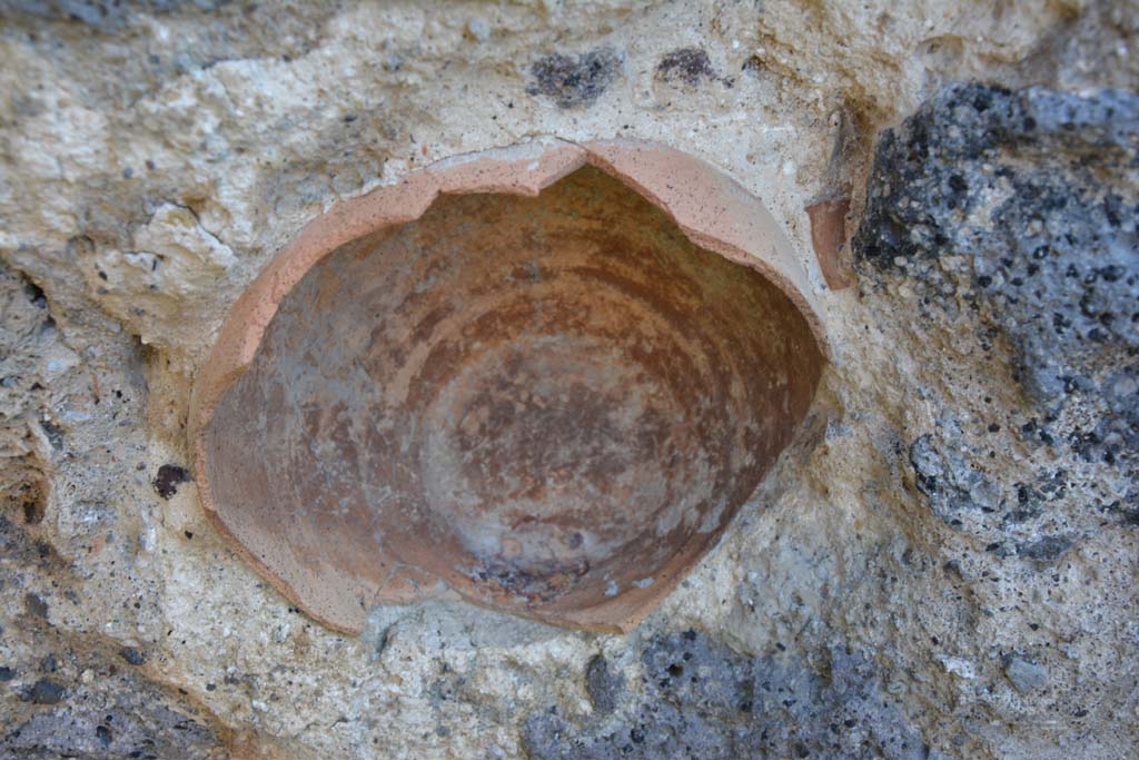 IX.5.16 Pompeii. March 2017. Room b’, detail of terracotta pot embedded into south wall.  
Foto Christian Beck, ERC Grant 681269 DÉCOR.