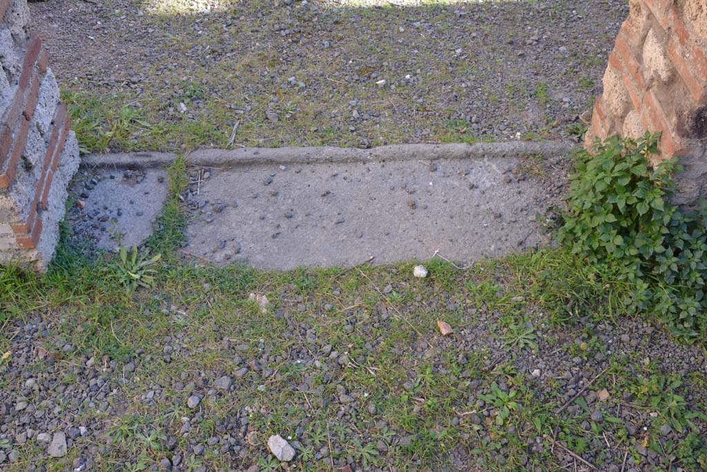 IX.5.16 Pompeii. March 2017. Room d’,  doorway threshold, looking out from room d’ into c’
Foto Christian Beck, ERC Grant 681269 DÉCOR.