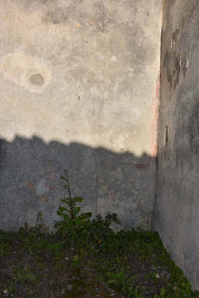 IX.5.16 Pompeii. March 2017. 
Triclinium d’, south end of east wall with remains of painted decoration on zoccolo.
Foto Christian Beck, ERC Grant 681269 DÉCOR.