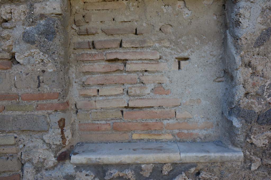 IX.5.16 Pompeii. March 2017. Room f’, detail of exterior of window in west wall of atrium, next to doorway into room f’. 
Foto Christian Beck, ERC Grant 681269 DÉCOR.