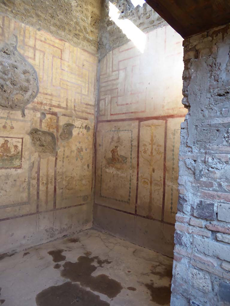 IX.5.16 Pompeii. January 2017. 
Cubiculum f’, looking through doorway from atrium towards north-west corner and north wall.  
Foto Annette Haug, ERC Grant 681269 DÉCOR