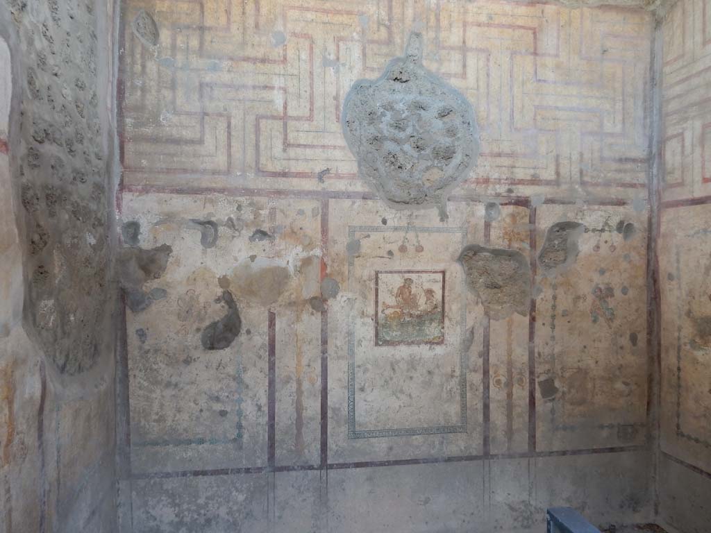 IX.5.16 Pompeii. June 2019. Cubiculum f’, on west side of atrium. Looking towards west wall.  
Photo courtesy of Buzz Ferebee.