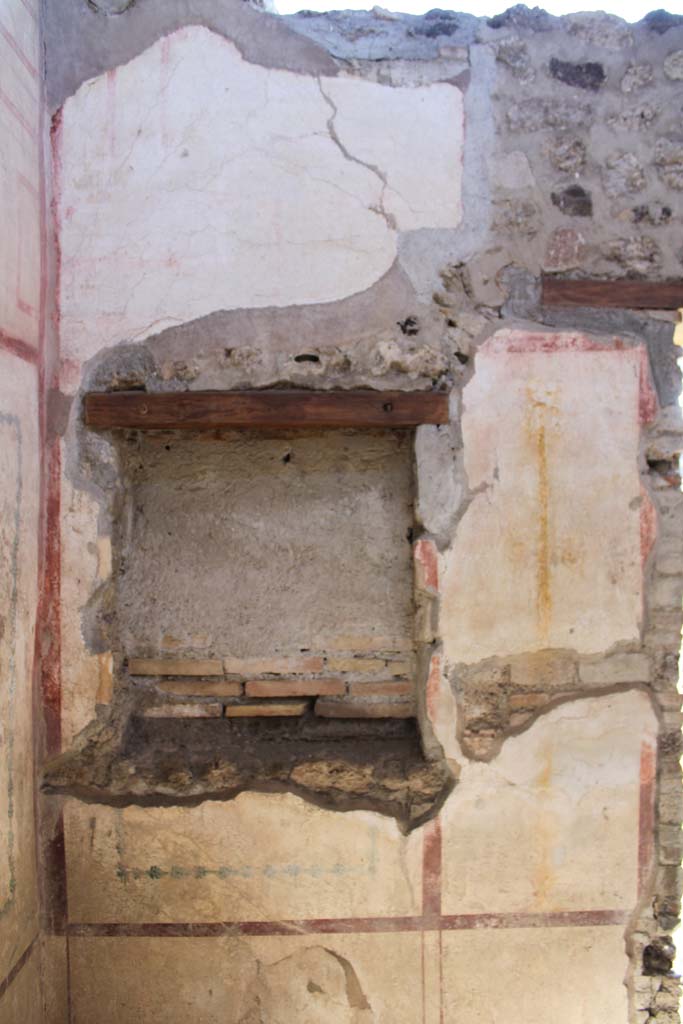 IX.5.16 Pompeii. May 2019. 
Room f’, north end of east wall, with blocked window to atrium a’.
Foto Christian Beck, ERC Grant 681269 DÉCOR.