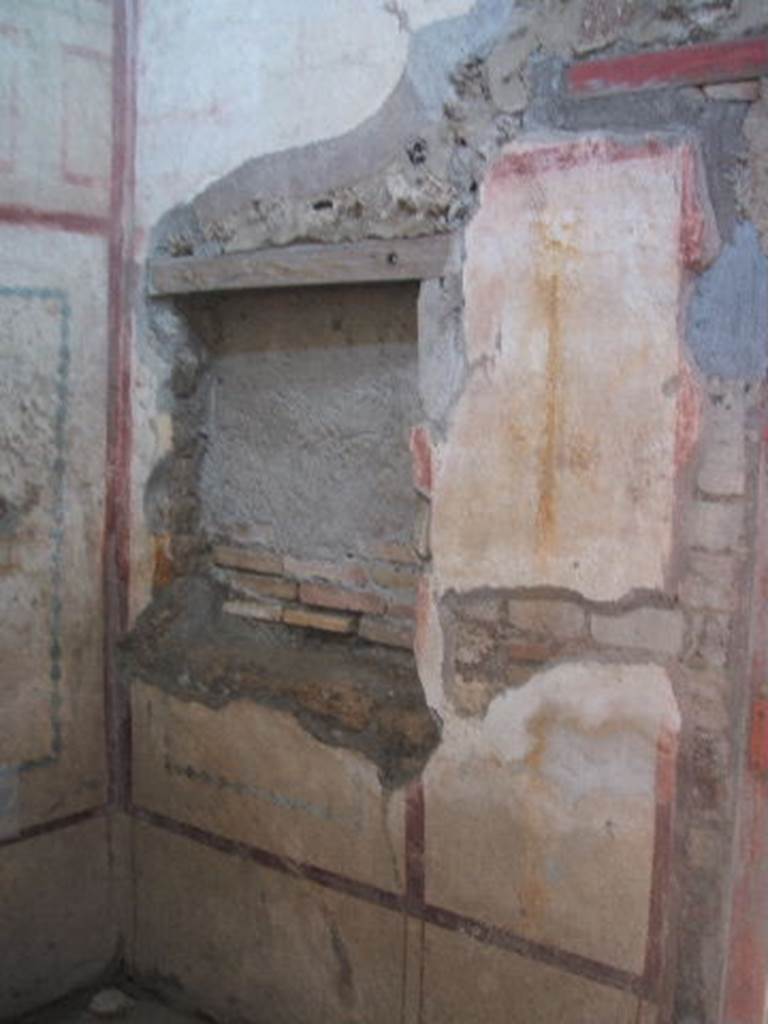 IX.5.16 Pompeii. May 2005. 
Cubiculum f’, east wall in north-east corner, with blocked window to atrium a’.