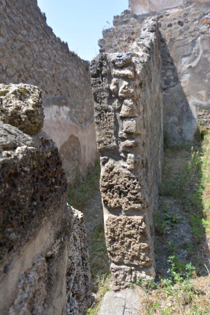 IX.5.6 Pompeii. May 2017. 
Room q, looking towards north side of doorway leading from corridor y.
The doorway into room x, is on the right.
Foto Christian Beck, ERC Grant 681269 DÉCOR.