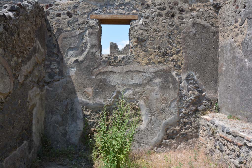 IX.5.17/6 Pompeii. May 2017. Room x, looking towards north wall in lower room with window overlooking garden u, of IX.5.6.
Foto Christian Beck, ERC Grant 681269 DÉCOR.