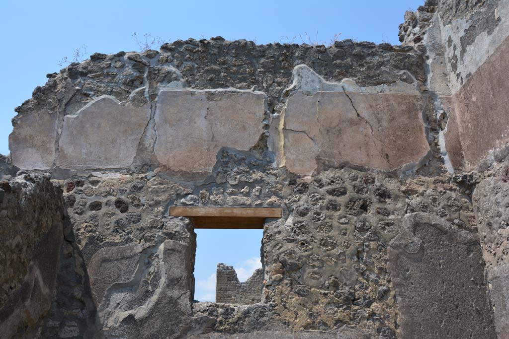 IX.5.17/6 Pompeii. May 2017. Room x, upper north wall and window in lower room overlooking garden u, of IX.5.6.
Foto Christian Beck, ERC Grant 681269 DÉCOR.