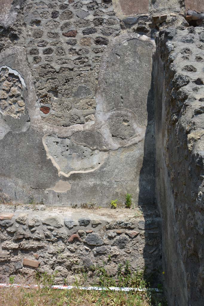 IX.5.17/6 Pompeii. May 2017. Room x, lower east wall in south-east corner.
Foto Christian Beck, ERC Grant 681269 DÉCOR.