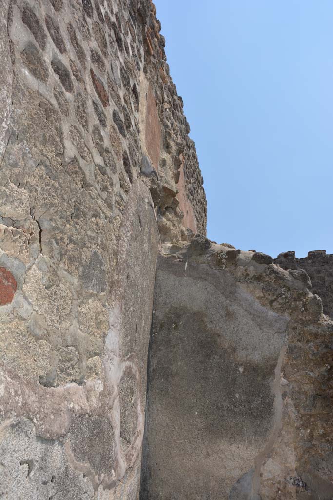IX.5.17/6 Pompeii. May 2017. 
Room x, looking south along upper east wall in south-east corner.
Foto Christian Beck, ERC Grant 681269 DÉCOR.