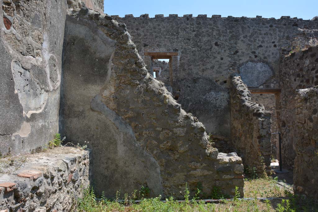 IX.5.17/6 Pompeii. May 2017. 
Room x, looking towards south wall, with doorway to room q, on right, leading into corridor y, and towards entrance doorway.
Foto Christian Beck, ERC Grant 681269 DÉCOR.