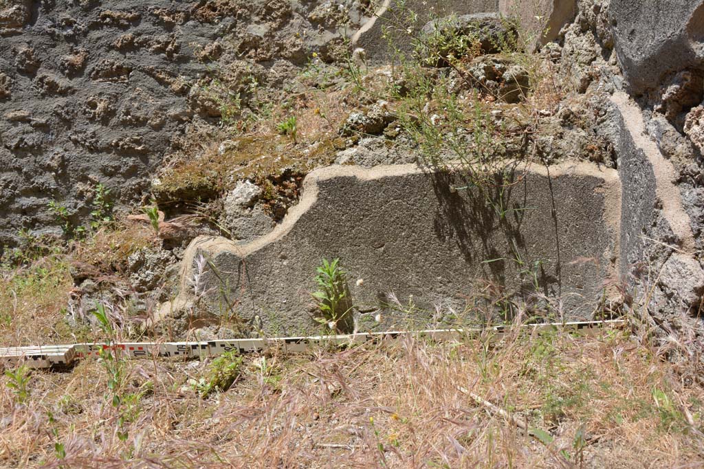 IX.5.6 Pompeii. May 2017. Room q, detail of lower wall on south side of base of steps.
Foto Christian Beck, ERC Grant 681269 DÉCOR.