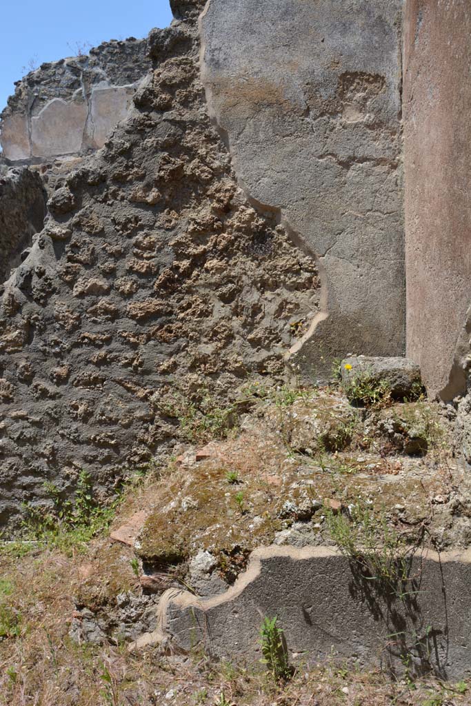 IX.5.6 Pompeii. May 2017. Room q, north wall at east end above steps.
Foto Christian Beck, ERC Grant 681269 DÉCOR.