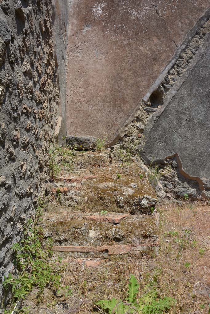 IX.5.6 Pompeii. May 2017. Room q, looking east towards base of steps in north-east corner.
Foto Christian Beck, ERC Grant 681269 DÉCOR.