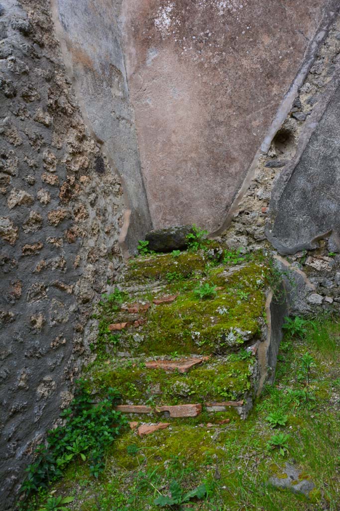 IX.5.17/6 Pompeii. March 2017. 
Room q, looking east towards base of steps in north-east corner.
Foto Christian Beck, ERC Grant 681269 DÉCOR.