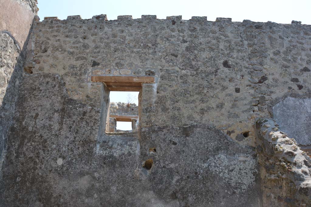 IX.5.6 Pompeii. May 2017. Room q, upper south wall with window overlooking vicolo.
Foto Christian Beck, ERC Grant 681269 DÉCOR.