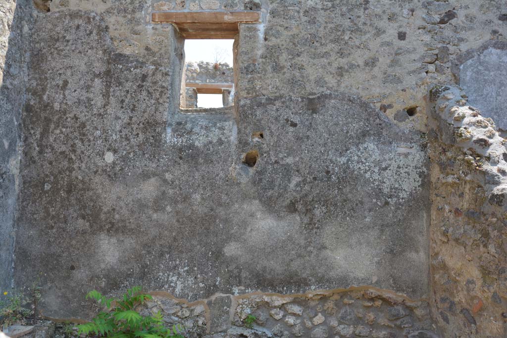 IX.5.6 Pompeii. May 2017. Room q, south wall with window overlooking vicolo.
Foto Christian Beck, ERC Grant 681269 DÉCOR.