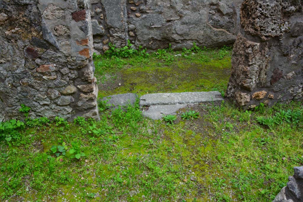 IX.5.17/6 Pompeii. March 2017. Room q, looking towards doorway threshold in west wall to corridor y. 
Foto Christian Beck, ERC Grant 681269 DÉCOR.