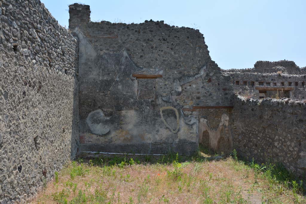 IX.5.6/17 Pompeii. May 2017. Room u, looking south across garden area towards doorway to rooms w, x and q, in IX.5.17.
Foto Christian Beck, ERC Grant 681269 DÉCOR.