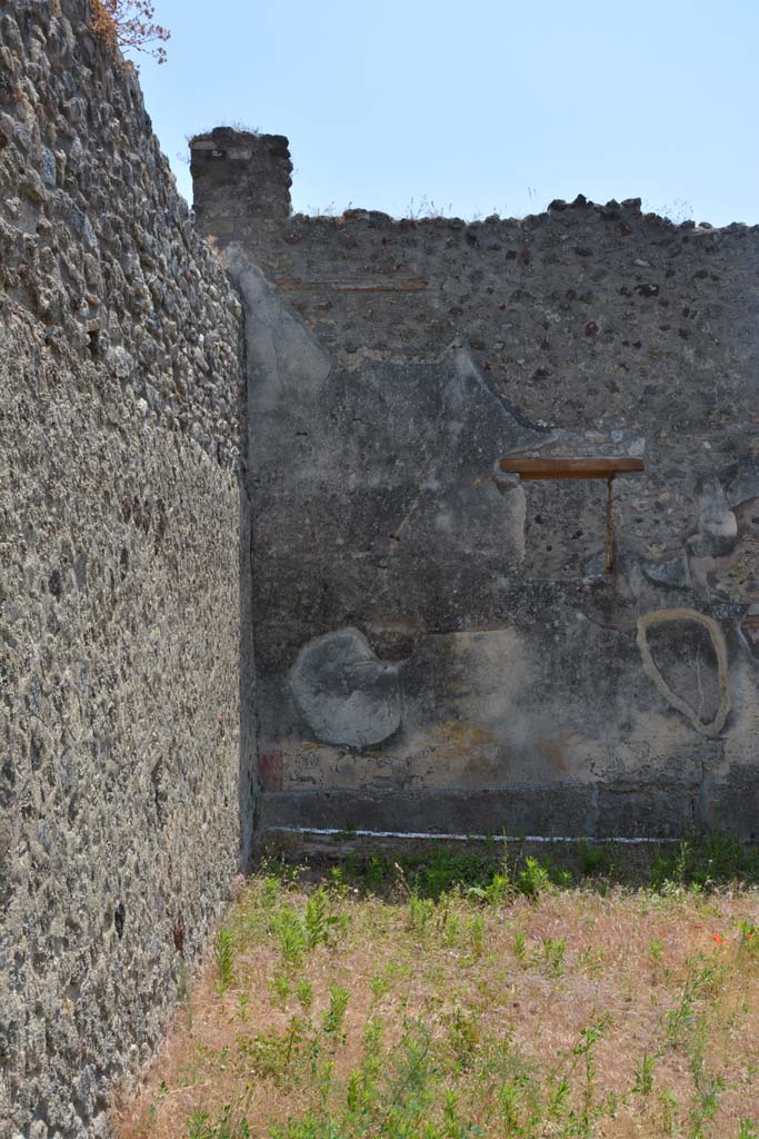 IX.5.6/17 Pompeii. May 2017. Room u, looking towards south-east corner of garden area with decorated wall. 
Foto Christian Beck, ERC Grant 681269 DÉCOR.