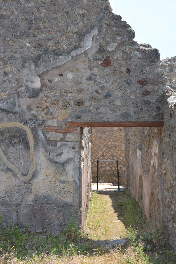 IX.5.6/17 Pompeii. May 2017. 
Room u, doorway in south-west corner of garden area leading into corridor y, of IX.5.17
Foto Christian Beck, ERC Grant 681269 DÉCOR.