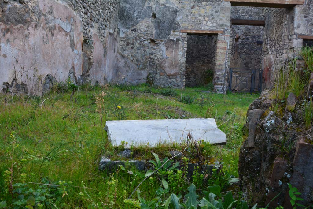 IX.5.18 Pompeii. March 2017. 
Room b, looking south across atrium towards south-east corner.
On the right is the entrance corridor, the doorway to room h, centre right, and area of room i, in the south-east corner against the east wall, centre left.
Foto Christian Beck, ERC Grant 681269 DÉCOR.