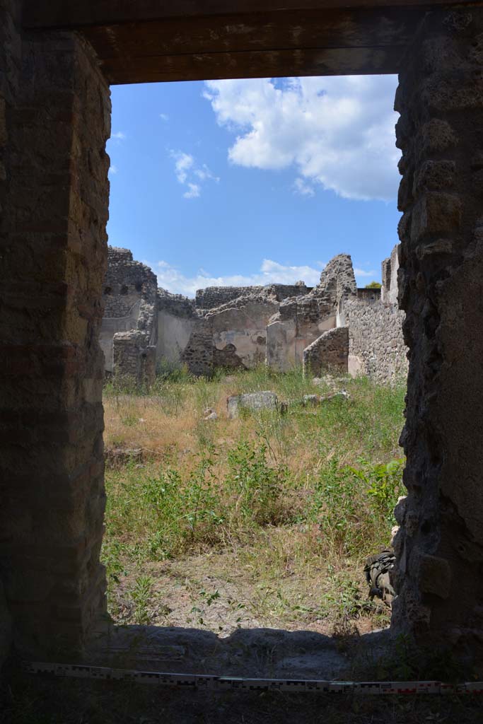 IX.5.18 Pompeii. May 2017. 
Room h, looking north through doorway towards north-east side of atrium.
Foto Christian Beck, ERC Grant 681269 DÉCOR.